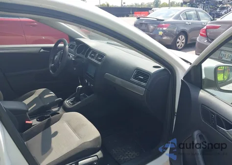 2018 Volkswagen Jetta 1.4T S z USA, uszkodzony, nr VIN 3VW2B7AJ2JM246997